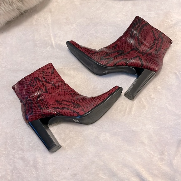 Vintage Hillard & Hanson Red Snakeprint Leather Stacked Heel Ankle Boots Sz 7.5 - Picture 1 of 13
